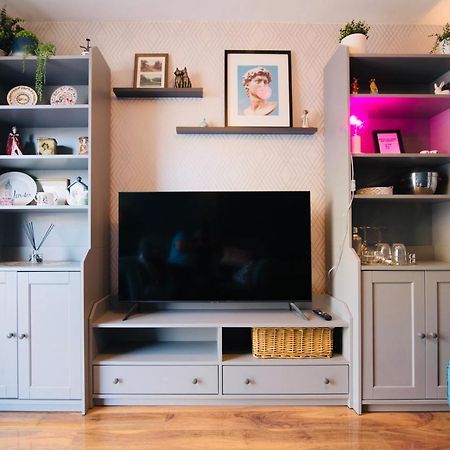 Aston Henry James Stunning One Bedroom Apartment In Royal ウィンザー エクステリア 写真